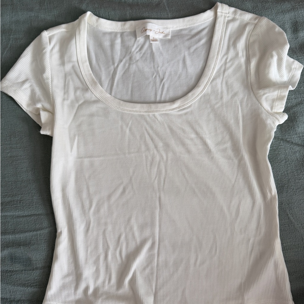 Elegant White Ribbed Short Sleeve Top